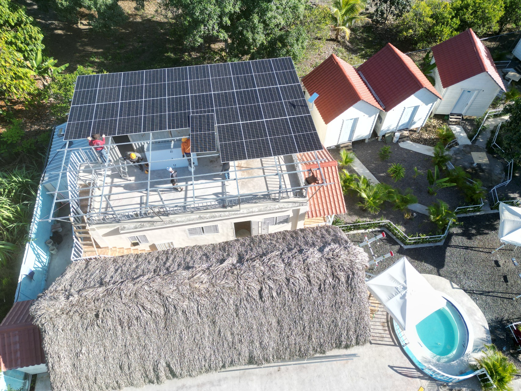 Instalación de paneles solares en una nave industrial